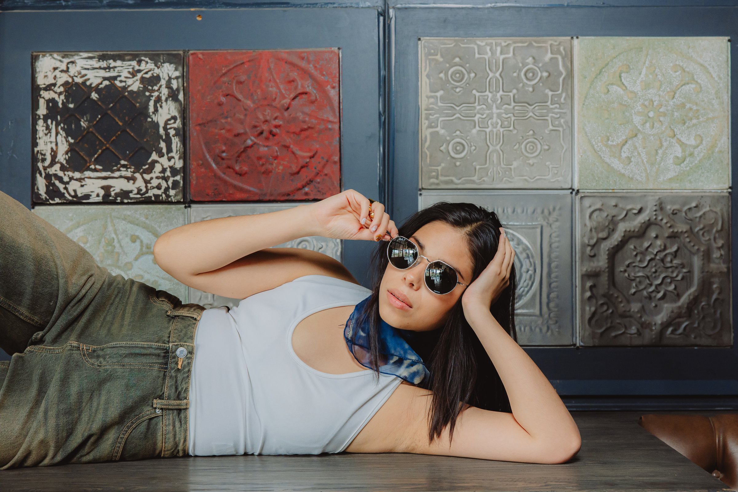 Retrato de una mujer con lentes en una sesión editorial