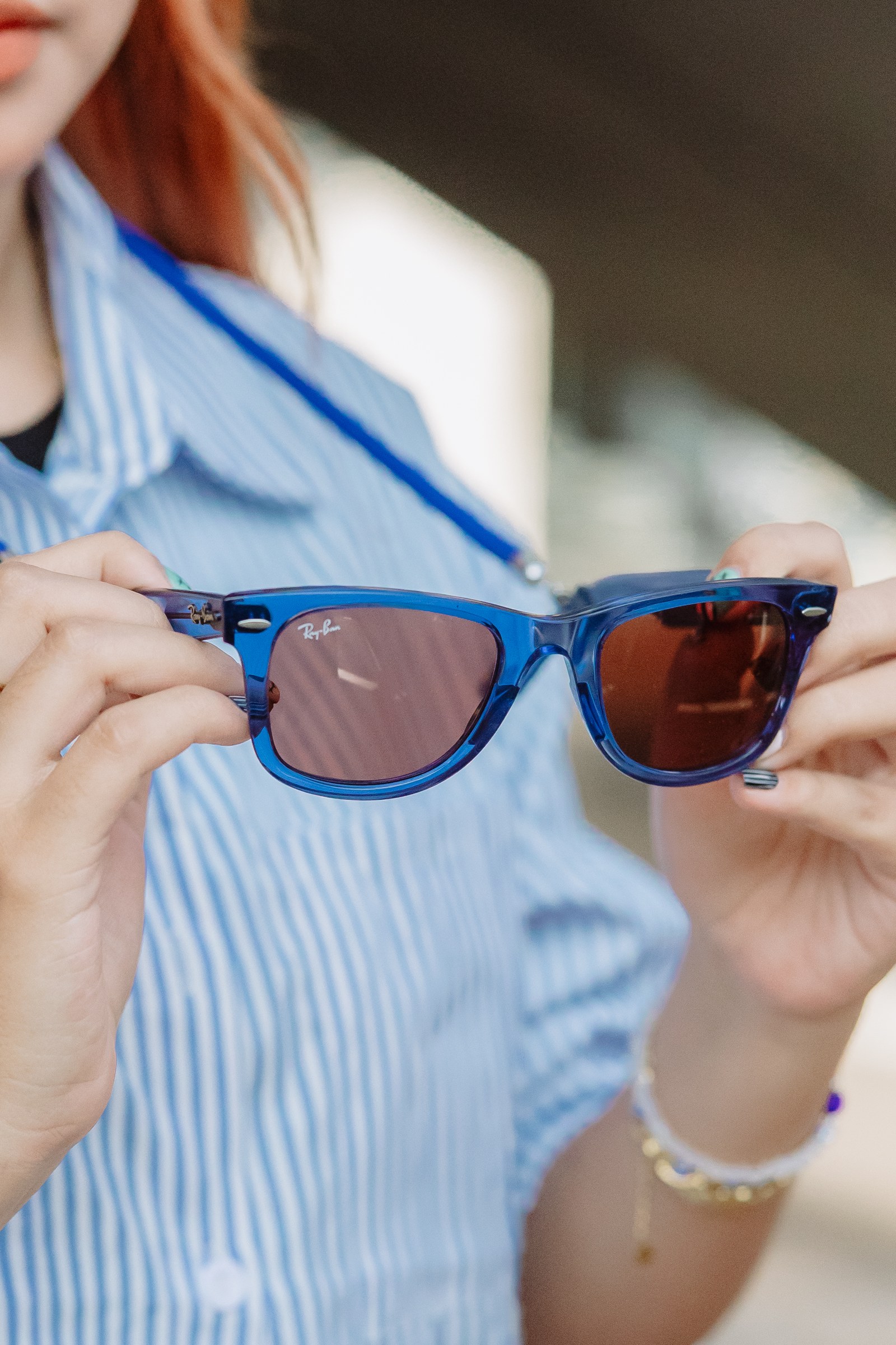 Lentes sostenidos entre las manos de una persona