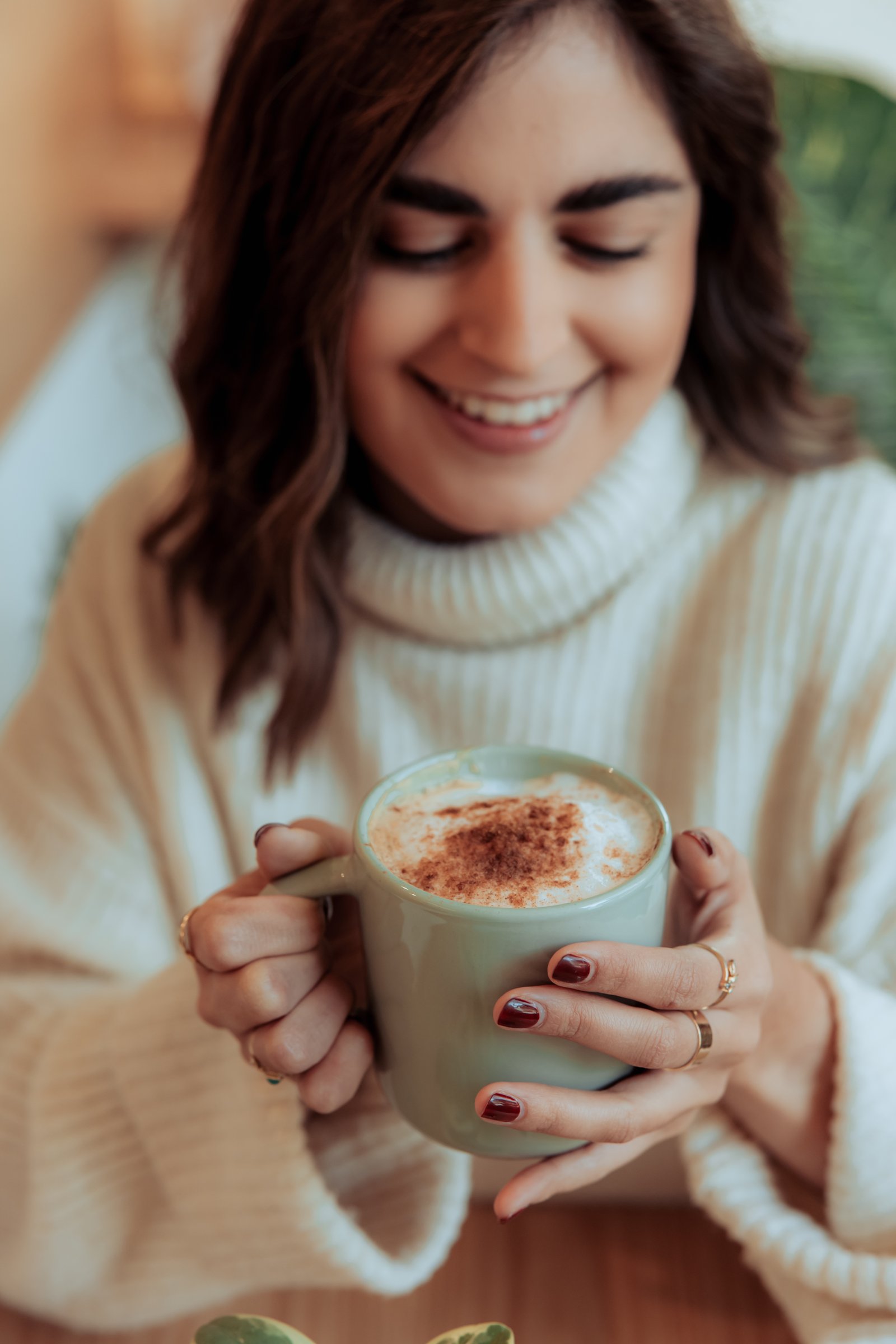 Una persona sostiene una taza en sus manos