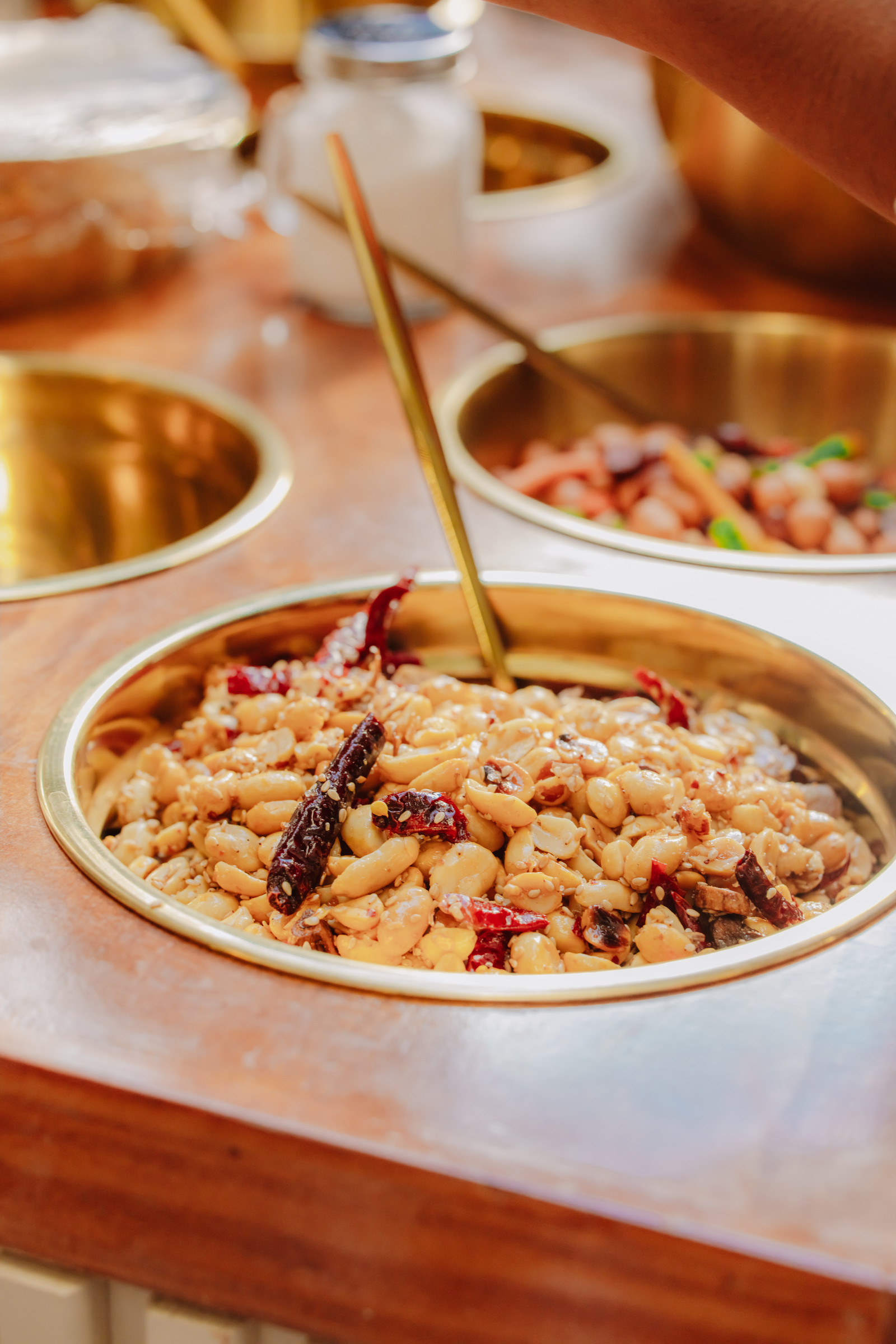 Detalle gastronómico con un bowl y una cuchara